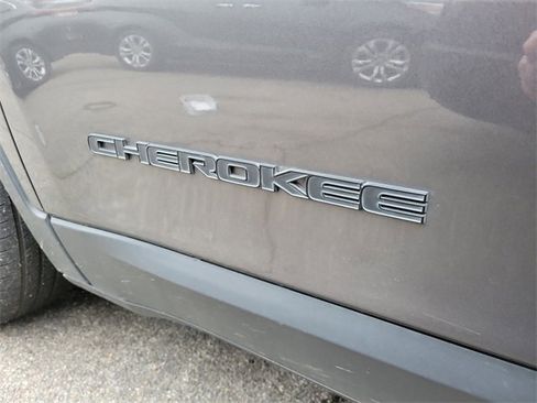 Used 2019 Jeep Cherokee Latitude Plus image 9