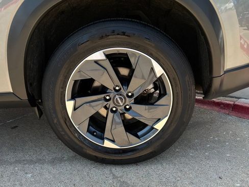Used 2025 Nissan Rogue SV FWD image 9