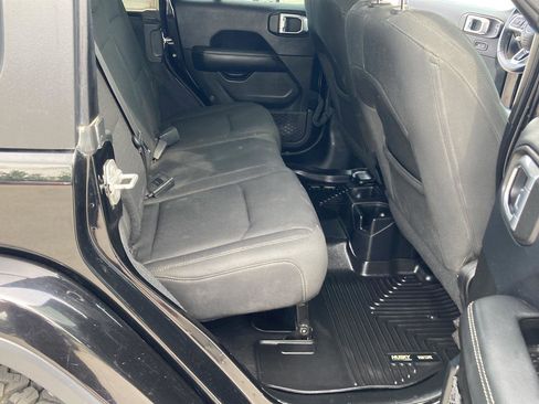 Used 2019 Jeep Wrangler Unlimited Sahara image 17