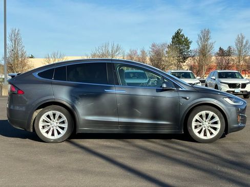 Used 2019 Tesla Model X image 8