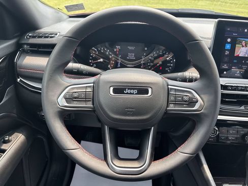 Used 2025 Jeep Compass Trailhawk AWD/4WD image 18