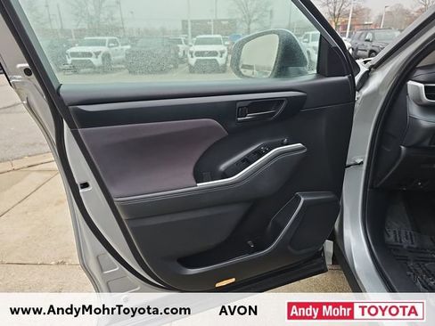 Used 2023 Toyota Highlander LE image 11