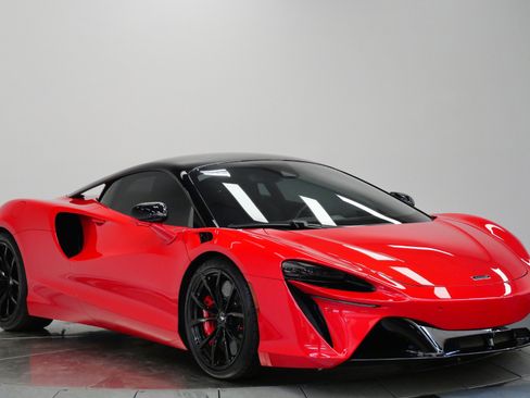 Used 2024 McLaren Artura RWD image 3