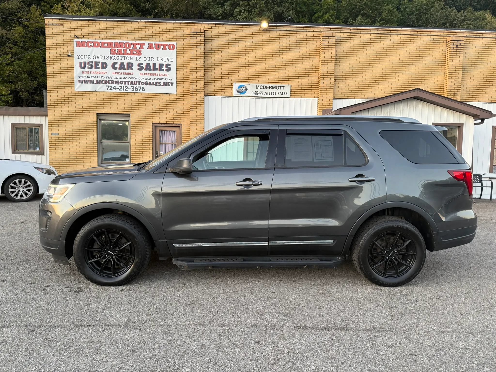 Used 2018 Ford Explorer XLT AWD/4WD image 2
