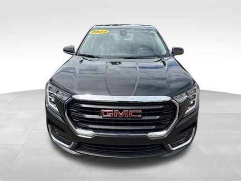 Used 2024 GMC Terrain SLE FWD image 2