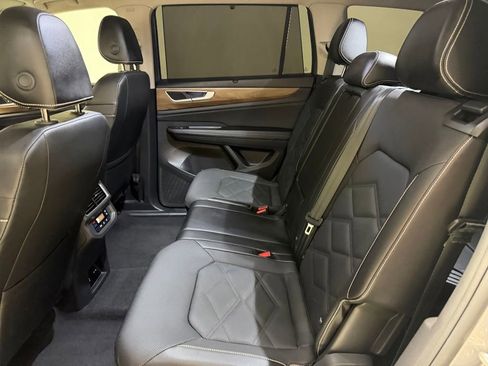 Used 2024 Volkswagen Atlas SE AWD/4WD image 32