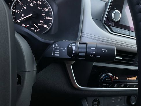 Used 2025 Nissan Rogue SV FWD image 29