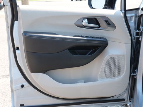 Used 2024 Chrysler Pacifica Touring-L FWD image 16