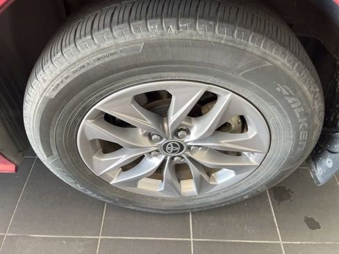 Used 2024 Toyota Sienna XLE image 11