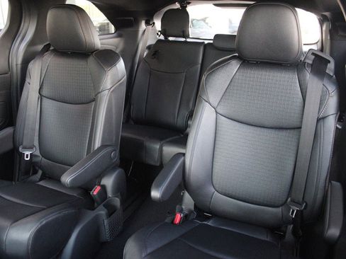 Used 2025 Toyota Sienna XLE Woodland Edition image 33