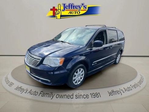 Used 2014 Chrysler Town & Country Touring image 2