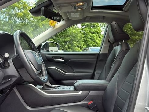 Certified 2024 Toyota Highlander XLE AWD/4WD image 10