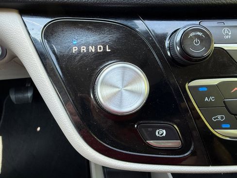 Used 2019 Chrysler Pacifica Touring-L FWD image 28