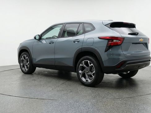 Used 2025 Chevrolet Trax LT image 6