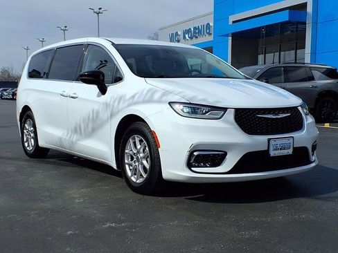 Used 2024 Chrysler Pacifica Touring-L image 2
