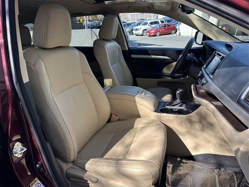 Used 2016 Toyota Highlander XLE image 15
