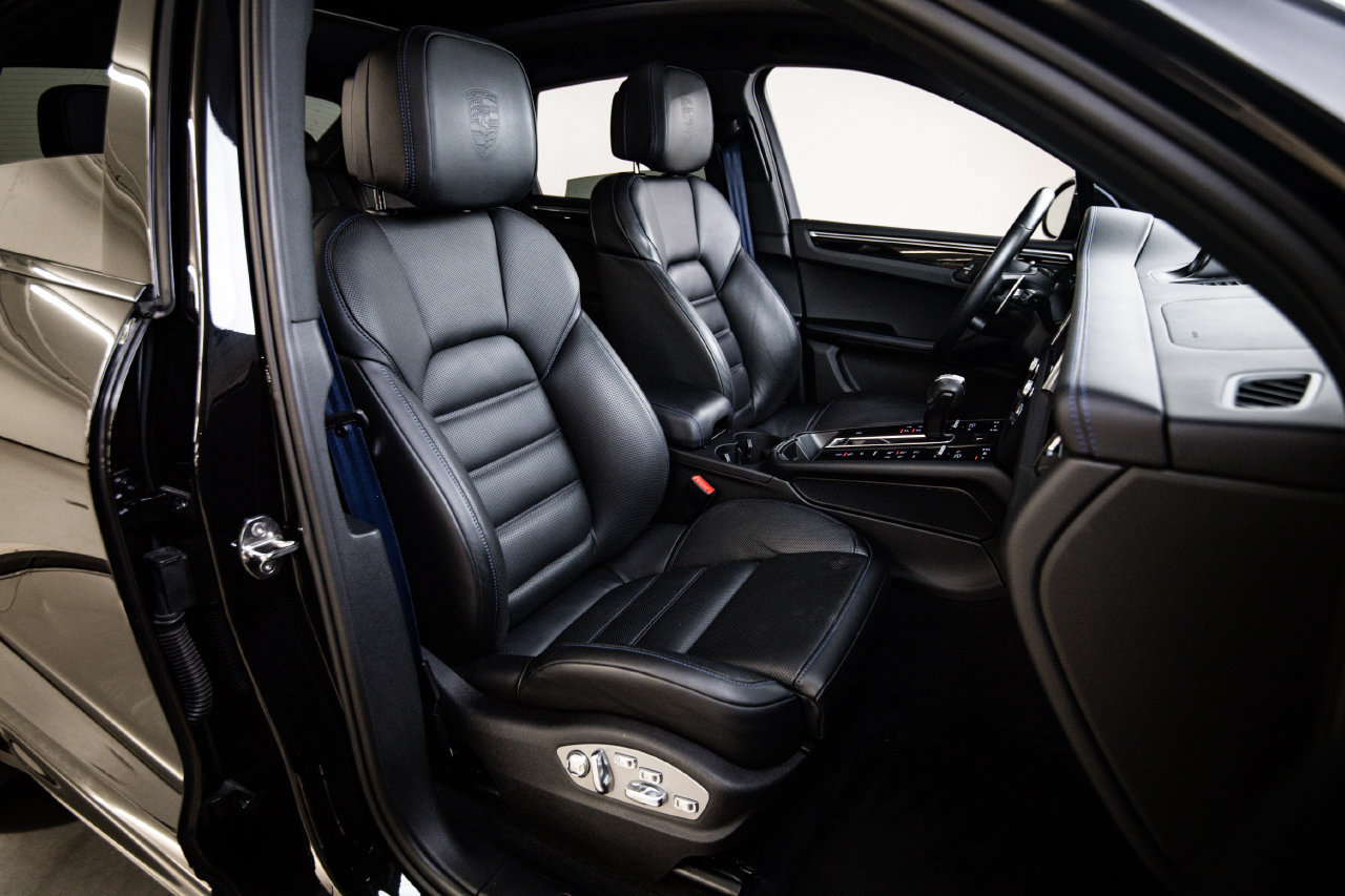 Certified 2025 Porsche Macan AWD/4WD image 29