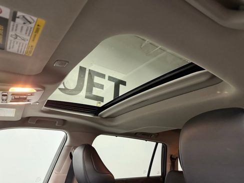 Used 2024 Toyota Highlander XLE image 17