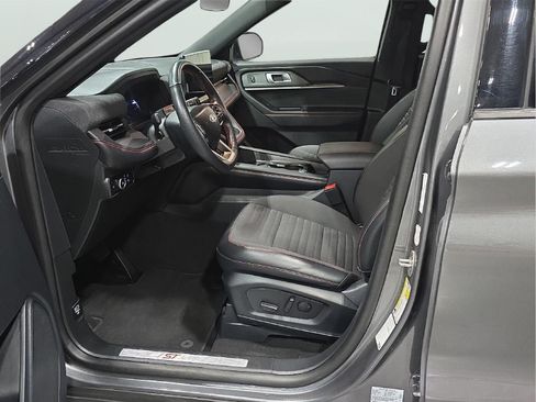 Used 2025 Ford Explorer ST-Line w/ ST-Line Street Pack AWD/4WD image 8