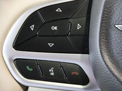Used 2018 Chrysler Pacifica Limited FWD image 18
