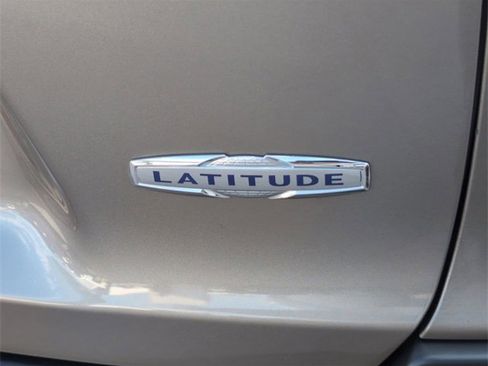 Used 2019 Jeep Cherokee Latitude w/ Popular Appearance Group image 29