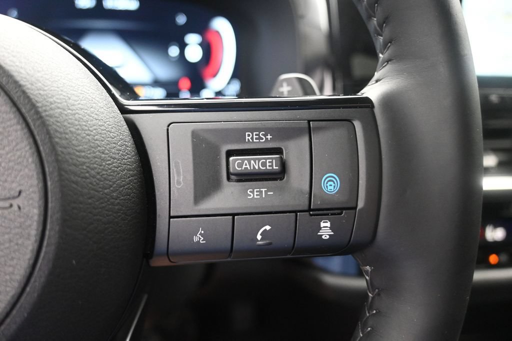 Used 2024 Nissan Pathfinder Platinum FWD image 14