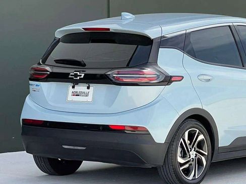 Used 2023 Chevrolet Bolt LT w/ Infotainment Package FWD image 27
