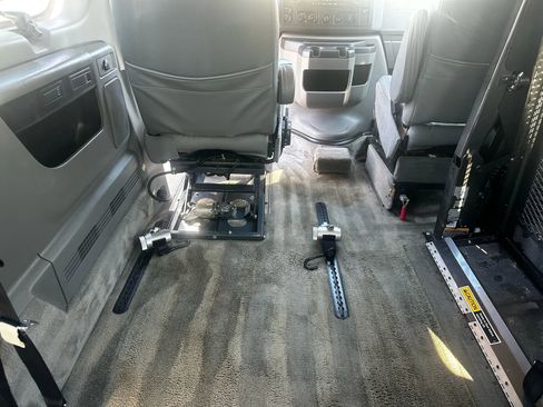 Used 2011 Ford E-350 and Econoline 350 XLT image 24