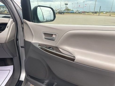 Used 2015 Toyota Sienna XLE w/ XLE Navigation Package image 11