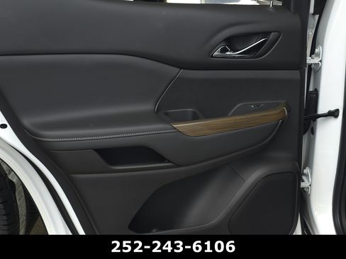 Used 2023 GMC Acadia SLE w/ Driver Convenience Package FWD image 22