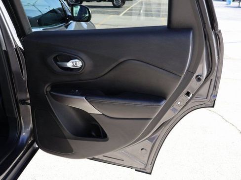 Used 2019 Jeep Cherokee Limited image 13