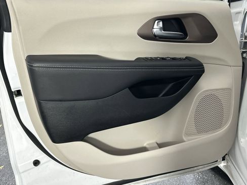 Used 2023 Chrysler Voyager LX image 30