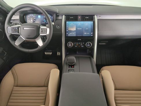 Used 2025 Land Rover Discovery Dynamic SE image 4