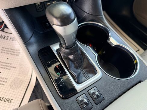 Used 2019 Toyota Highlander XLE image 12