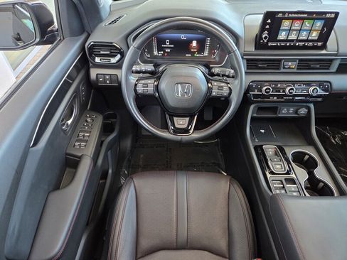 Used 2025 Honda Pilot Black Edition image 17