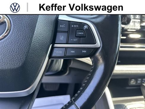 Used 2022 Toyota Highlander LE FWD image 18