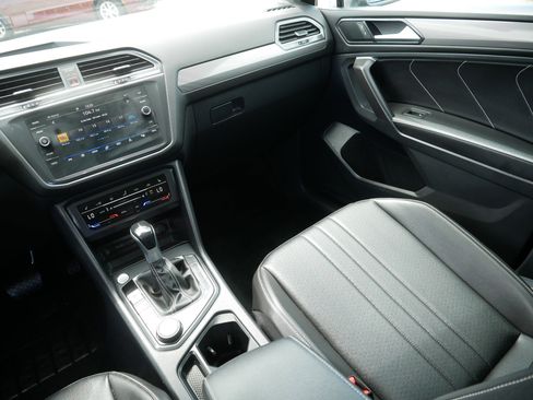 Used 2022 Volkswagen Tiguan SE w/ Panoramic Sunroof Package AWD/4WD image 11