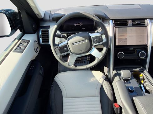 New 2025 Land Rover Discovery Dynamic SE image 18