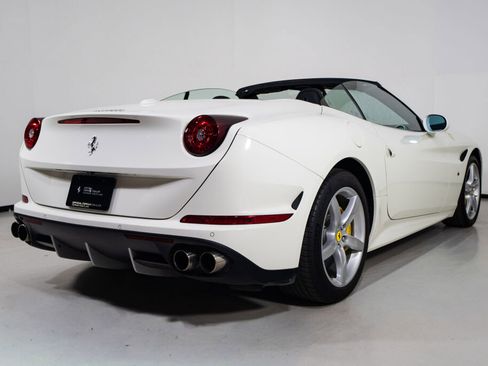 Used 2017 Ferrari California T RWD image 19
