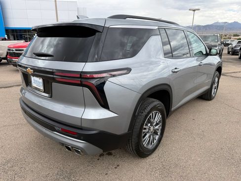 Used 2025 Chevrolet Traverse LT FWD image 5
