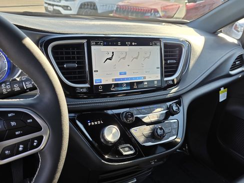 New 2026 Chrysler Pacifica Select image 15