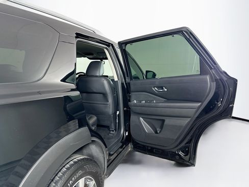 Used 2025 Nissan Pathfinder SL FWD image 32