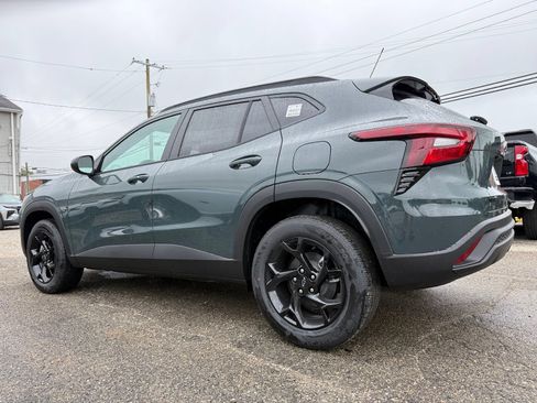 New 2026 Chevrolet Trax LT w/ Midnight Edition FWD image 5