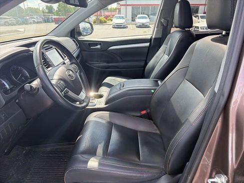Used 2019 Toyota Highlander XLE AWD/4WD image 6