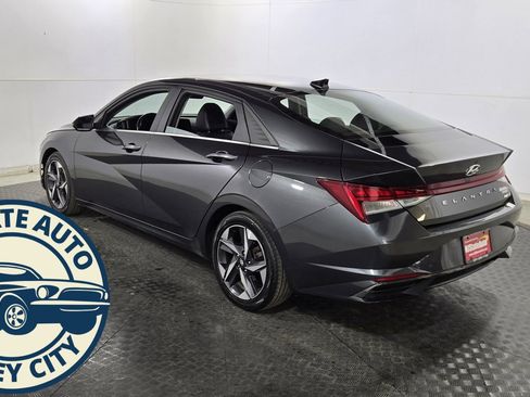 Used 2023 Hyundai Elantra Limited w/ Preferred Accessory Package image 5