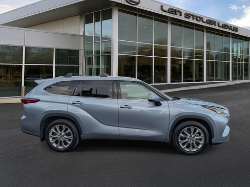 Used 2021 Toyota Highlander Limited image 3