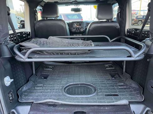 Used 2017 Jeep Wrangler Sahara image 13