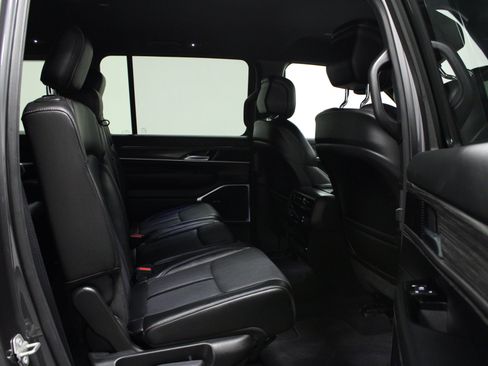 Used 2024 Jeep Wagoneer Series II w/ Flexible Seating Group AWD/4WD image 16