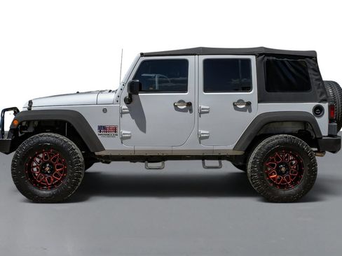Used 2016 Jeep Wrangler Unlimited Sahara w/ Connectivity Group AWD/4WD image 9