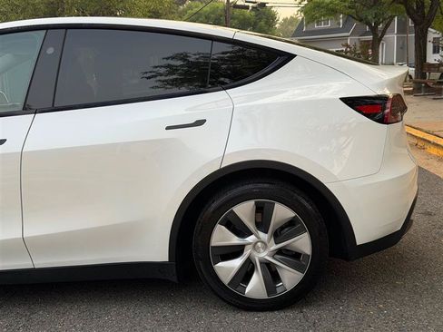 Used 2024 Tesla Model Y Long Range AWD/4WD image 12